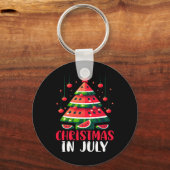 7月のクリスマススイカのクリスマスツリーのメンズウーメン キーホルダー (正面)