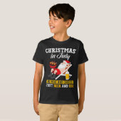 7月のクリスマス - 牛乳とクッキーはなし ビールだけ Tシャツ (正面フル)