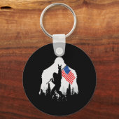 7月のシャツビフットサスカッチアメリカ国旗 キーホルダー (正面)