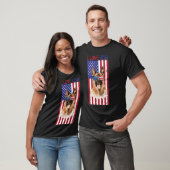 7月のドイツの羊飼い犬Tアメリカ国旗4日 Tシャツ (ユニセックス)