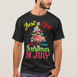 7月のフラミンゴWでクリスマスを愛しているだけの女の子 Tシャツ