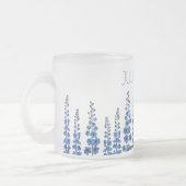 7月のブルーデルフィニウムの花 フロストグラスマグカップ (左)