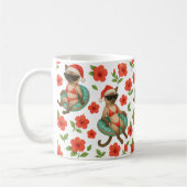 7月の夏のクリスマスビーチでシャム猫 コーヒーマグカップ (左)