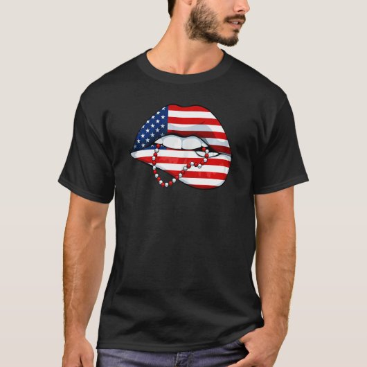 7月の女性の唇の噛み込み愛国アメリカッコいいの4番目 Tシャツ (正面)