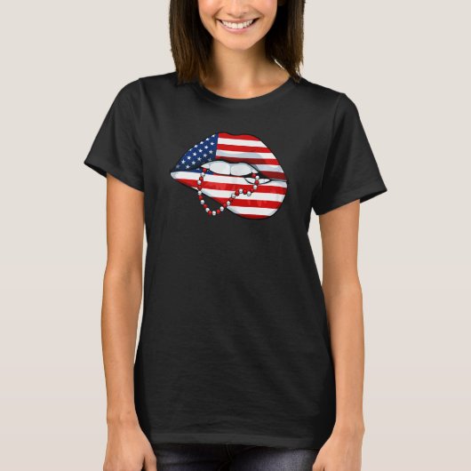 7月の女性の唇の噛み込み愛国アメリカッコいいの4番目 Tシャツ (正面)