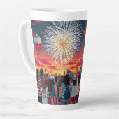 7月の愛国的な4th花火お祝い群集 カフェラテマグ (左アングル)