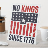 7月の独立記念日に愛国的な国王はいない 台座サイン (インサイチュ)