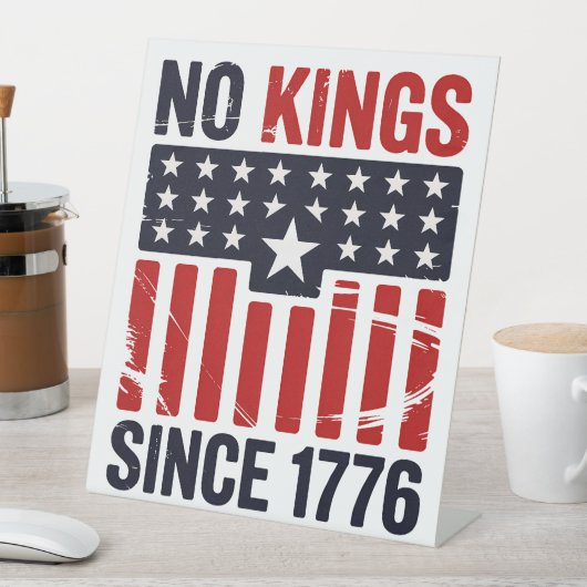 7月の独立記念日に愛国的な国王はいない 台座サイン (インサイチュ)