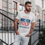 7月の独立記念日の幸せ4日 Tシャツ<br><div class="desc">7月の独立記念日の幸せ4日、アメリカの国旗の色モダン、星、およびストライプタイポグラフィ。国モダン国デザイン。</div>