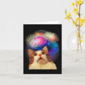 7月の花火に魅了された猫の カード (黄色い花)