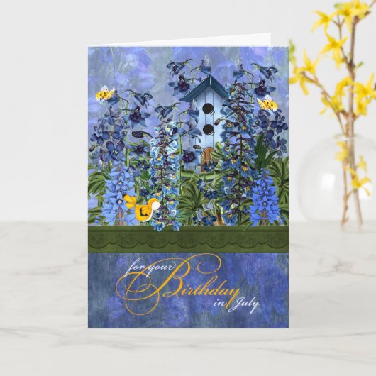 7月の誕生日のためのラークスパーガーデンのバーズハウス カード (黄色い花)