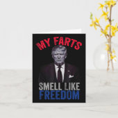 7月の面白いトランプ愛国的な私のおならは自由のようににおいがする カード (黄色い花)