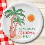 7月パーソナライズされたのパームの木のクリスマス ペーパープレート<br><div class="desc">7月パーソナライズされたのパーティー紙プレート。BBQや祝パーティーと一緒に7月のクリスマスに行こう！招待状の家族と友達があなたのクリスマスをテーマにしたお祝い飾と、これらの島のスタイル紙のプレートと光と手で描かれたパームの木を飾特徴と一緒に。名前を使って簡単にカスタマイズ。オリジナルスケッチ©ミケーレ・デイヴィス。</div>
