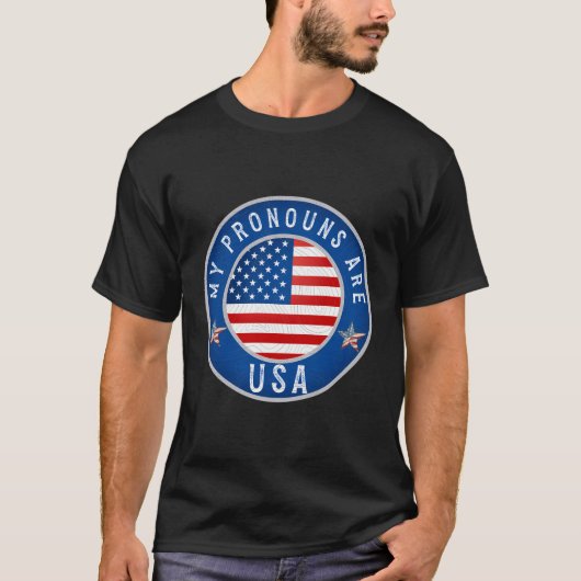 7月4日おもしろい私の代名詞はアメリカ国旗おもしろい船 Tシャツ (正面)