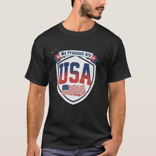 7月4日おもしろい私の代名詞はアメリカ誇りを持った人 Tシャツ (正面)