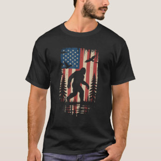 7月4日のアメリカ国旗を持つサスカッチ ビッグフット Tシャツ