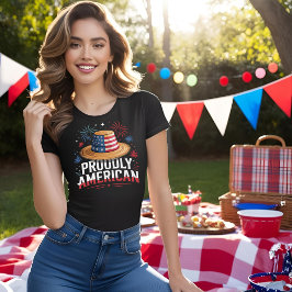 7月4日の愛国心 – 誇らしげにアメリカ人 Tシャツ