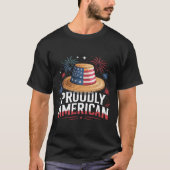 7月4日の愛国心 – 誇らしげにアメリカ人 Tシャツ (正面)