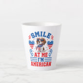 7月4日の愛国的なビーグル犬 カフェラテマグ (正面)