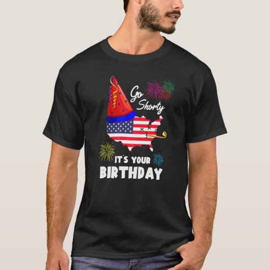 7月4日の愛国的な行くショートティそれはあなたの誕生日 Tシャツ (正面)