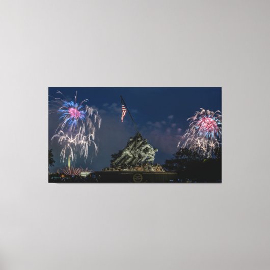 7月4日の花火大会 – 硫黄島記念碑 キャンバスプリント (正面)