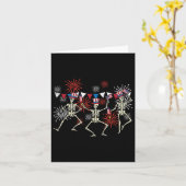 7月4日の踊りで愛国心のおもしろいある男たち カード (黄色い花)