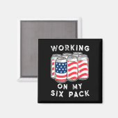 7月4日の飲み物 – Working On My Six Pack マグネット (正面/裏面)
