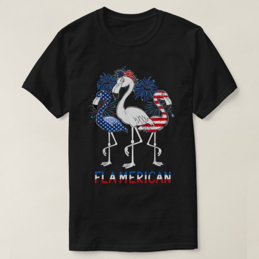 7月4日アメリカ国旗おもしろい愛国的なフラミンゴの炎 Tシャツ (デザイン正面)