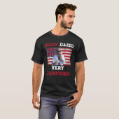 7月4日バイデン氏は非常に混乱し、Politica目をおもしろい見張った Tシャツ (正面フル)