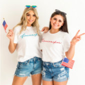 7月4日フィレクラッカーミニマリスト赤スクリプト Tシャツ