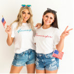 7月4日フィレクラッカーミニマルなブルースクリプト Tシャツ<br><div class="desc">このもしデザインが大好き来です。オールアメリカン・コレクション！毎日新しいデザインを追加！</div>