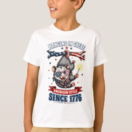 7月4日ポッサムのハングインゼアTシャツ Tシャツ
