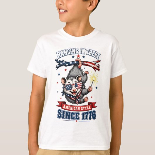 7月4日ポッサムのハングインゼアTシャツ Tシャツ (正面)