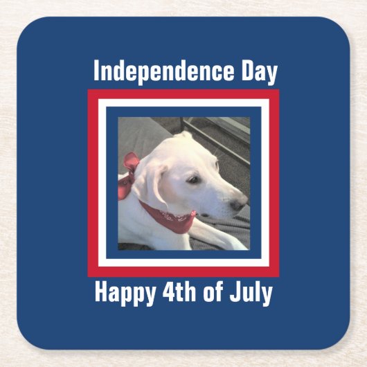 7月4日レッド、ホワイト、ブルーかわいい犬スカーフを身に着ける スクエアペーパーコースター (正面)