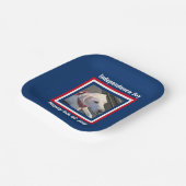 7月4日レッド、ホワイト、ブルーかわいい犬スカーフを身に着ける ペーパープレート (傾斜あり)