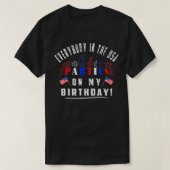 7月4日誕生日パーティーミームアメリカ国旗U Tシャツ (デザイン正面)
