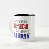 7月4日誕生日 おもしろい ツートーンマグカップ (正面左)
