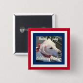 7月4日赤白青かわいい犬がスカーフを巻く 缶バッジ (正面&裏面)