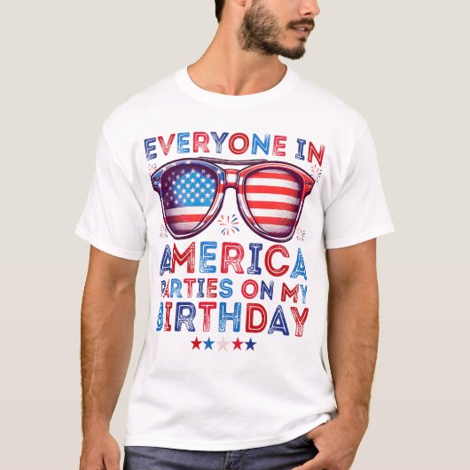 7月4日 誕生日 おもしろ アメリカ生まれ Funny Born on fourth of July Tシャツ (正面)