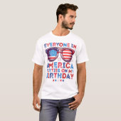 7月4日 誕生日 おもしろ アメリカ生まれ Funny Born on fourth of July Tシャツ (正面フル)
