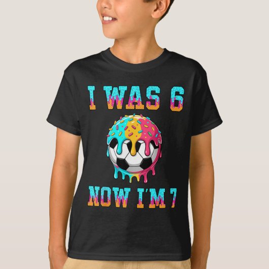 7歳のサッカー少年 7歳の誕生日おめでとう ギ Tシャツ (正面)