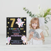 7歳の虹色ユニコーンの誕生日招待状(写真付き) 招待状 (スタンド正面)