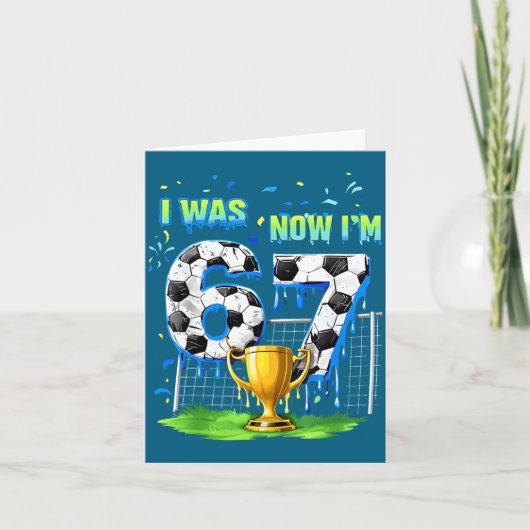 7歳の誕生日おめでとう サッカー好きな子供 "6歳だったけど今は7歳" カード (正面)