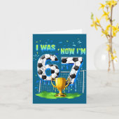 7歳の誕生日おめでとう サッカー好きな子供 "6歳だったけど今は7歳" カード (黄色い花)