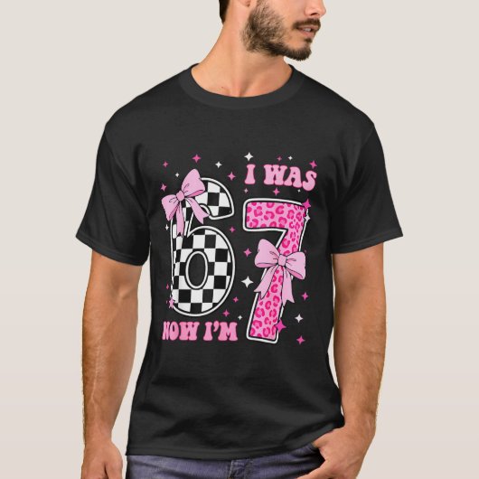 7歳の誕生日おめでとう 元気な6歳だったのに今は7歳 Tシャツ (正面)