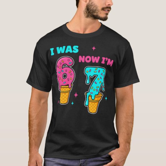 7歳の誕生日おめでとう 6歳から7歳へ 67 誕生日 Meme キッズ用 Tシャツ (正面)