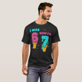 7歳の誕生日おめでとう 6歳から7歳へ 67 誕生日 Meme キッズ用 Tシャツ (正面フル)