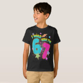 7歳の誕生日おめでとう 6歳だったのに今は7歳 6と7 Tシャツ (正面フル)