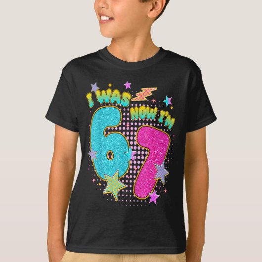 7歳の誕生日おめでとう 6歳だったのに今は7歳 6と7 Tシャツ (正面)