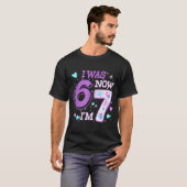 7歳の誕生日おめでとう 6歳だったのに今は7歳 6 7 記念 Tシャツ (正面フル)